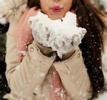 cicatrizarse, de, morena, mujer, soplar nieve foto