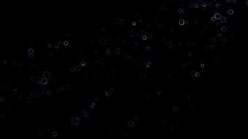 Burbujas abstractas tono violeta claro y azul oscuro sobre fondo de pantalla oscura video