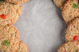 hornear, galletas de avena en un estilo plano sobre un pergamino para hornear en estilo rústico. foto