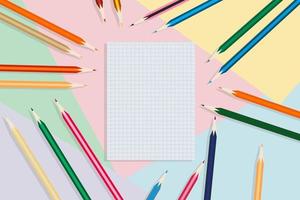 cuaderno escolar y lápices, sobre un fondo multicolor. concepto de educación. De vuelta a la escuela. vector