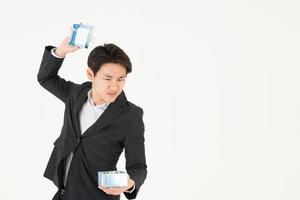empresarios asiáticos y sus expresiones al abrir cajas de regalo. foto