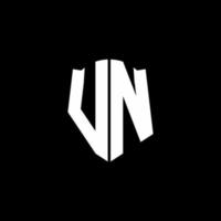 Cinta del logotipo de la letra del monograma de vn con el estilo del escudo aislado en fondo negro vector