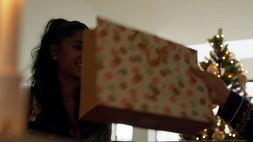 Frau und Mann tauschen Weihnachtsgeschenke aus video