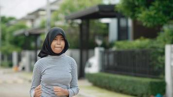 adolescente muçulmana correndo em sua vila à noite video
