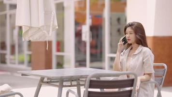 Aziatische tienermeisje aan de telefoon met haar vrienden video
