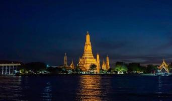 templo del amanecer, bangkok, tailandia por la noche foto