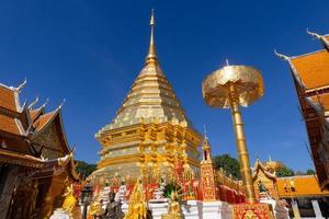 Wat Phra That Doi Suthep, Chiang Mai, Tailandia con el cielo azul
