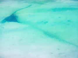 textura de hemsedal hemsedal de agua helada del lago turquesa congelado vavatn noruega. foto