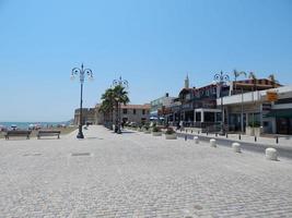 larnaca, chipre - 25 de julio de 2015 turismo en ciudad y centro turístico foto