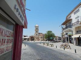 larnaca, chipre - 25 de julio de 2015 turismo en ciudad y centro turístico foto