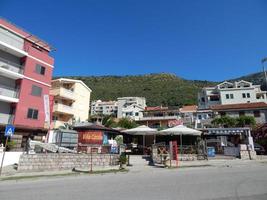 petrovac, montenegro - 25 de abril de 2014 turismo en ciudad y resort foto