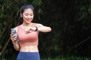 joven mujer asiática haciendo ejercicio en el parque foto