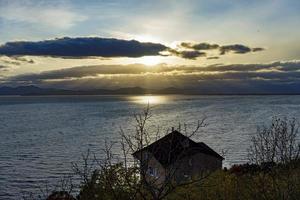 paisaje marino con una hermosa puesta de sol sobre la bahía de avacha en kamchatka