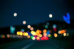 Fondo con colorido bokeh y una imagen borrosa de la carretera. foto