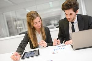 gente de negocios trabajando alrededor de la mesa en la oficina moderna foto