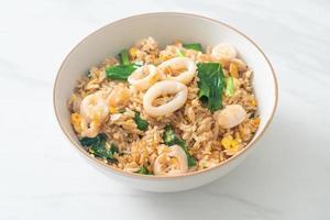 arroz frito con calamar o pulpo foto