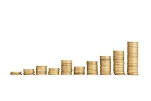 pilas de monedas en aumento sobre un fondo blanco. crecimiento, ingresos, ahorros, concepto de inversión. símbolo de la riqueza