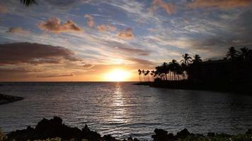 prachtige zonsondergang op het grote eiland, kohala kust, waikoloa, hawaii video