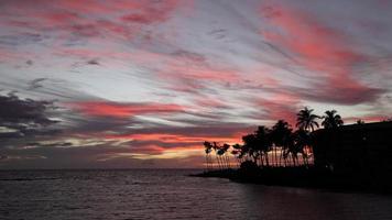 schöner sonnenuntergang auf der großen insel, kohala-küste, waikoloa, hawaii video