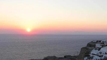 beau coucher de soleil à oia sur l'île de santorin, grèce video