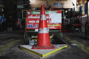 conos de tráfico para prevenir accidentes en trabajos de reparación para trabajos de cambio de aceite foto