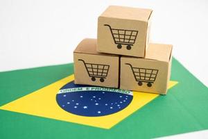 caja con el logotipo del carrito de compras y la bandera de Brasil, importación, exportación, compras en línea o comercio electrónico, servicio de entrega de finanzas, tienda, envío de productos, comercio, concepto de proveedor. foto