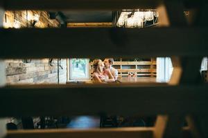 chico y chica reunidos en un café de la ciudad foto