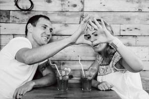 chico y chica reunidos en un café de la ciudad foto