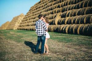 un chico con una chica en un paseo de verano en el campo foto