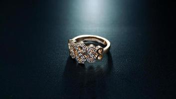 anillo de pareja con detalles circulares con perlas brillantes foto
