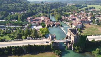 middeleeuws dorp aan de rivier van Borghetto video