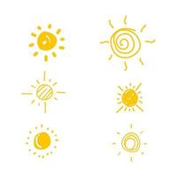 conjunto de soles de doodle amarillos. conjunto dibujado a mano. icono de sol plano. pictograma de sol. símbolo de verano vectorial de moda para el diseño de sitios web, botones web, aplicaciones móviles. vector doodle soles. dibujado a mano infantil sol simple