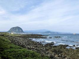 vista a la montaña sanbangsan desde la costa de la isla de jeju. Corea del Sur foto