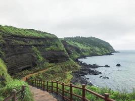 la costa rocosa cerca de la ciudad de Seogwipo. isla de jeju, corea del sur foto