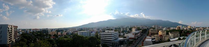 vista aérea de una magnífica metrópolis en chiang mai, tailandia, asia, con una perspectiva de montaña. foto