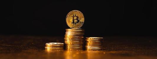 Crecimiento de criptomonedas sobre monedas bitcoin de oro apiladas
