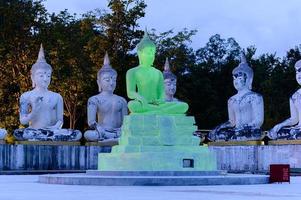 Watpapromyan templo budista respeto, calma la mente. en tailandia, provincia de chachoengsao foto
