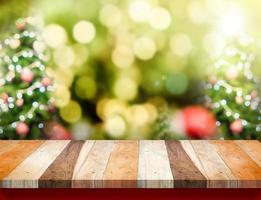 Mesa de madera marrón con árbol de navidad borroso abstracto foto