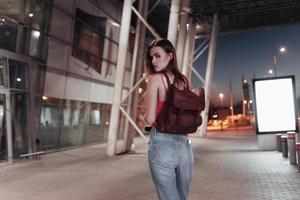 vista desde atrás. chica caminando al aeropuerto para su tiempo de vacaciones foto