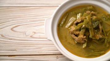 Curry de cerdo tailandés con gloria de la mañana o espinacas de agua video