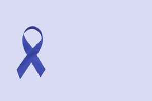 Cinta azul sobre fondo azul, símbolo del día mundial de la diabetes foto