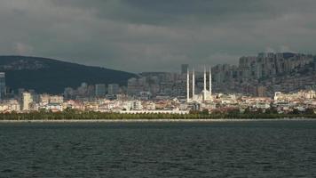 costa de Maltepe em Istambul Turquia de uma balsa video