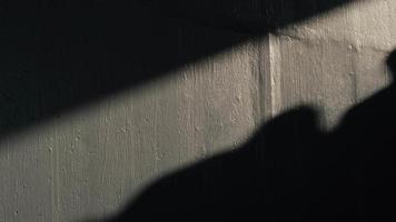 ombres de personnes sur un mur à l'extérieur en deux temps ralenti à istanbul video
