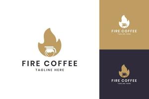 fuego café diseño de logotipo de espacio negativo vector