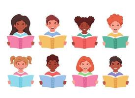 niños leyendo libros. niños y niñas de diferentes nacionalidades con libros. vector