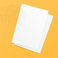 Dos juegos de papel blanco sobre fondo aislado para maquetas de productos y anuncios. vector