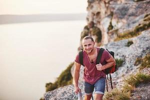 sentirse tranquilo y feliz. El hombre tiene vacaciones y decide caminar en estos lugares increíbles para calmar la mente y el alma. foto