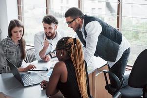 Un grupo de personas ocupadas multinacionales que trabajan en la oficina. foto