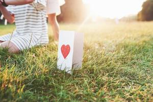 Cerrar foto de paperbook con corazón rojo en la portada y el niño en el fondo