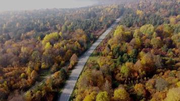 herfstkleuren en luchtfoto van de bergweg